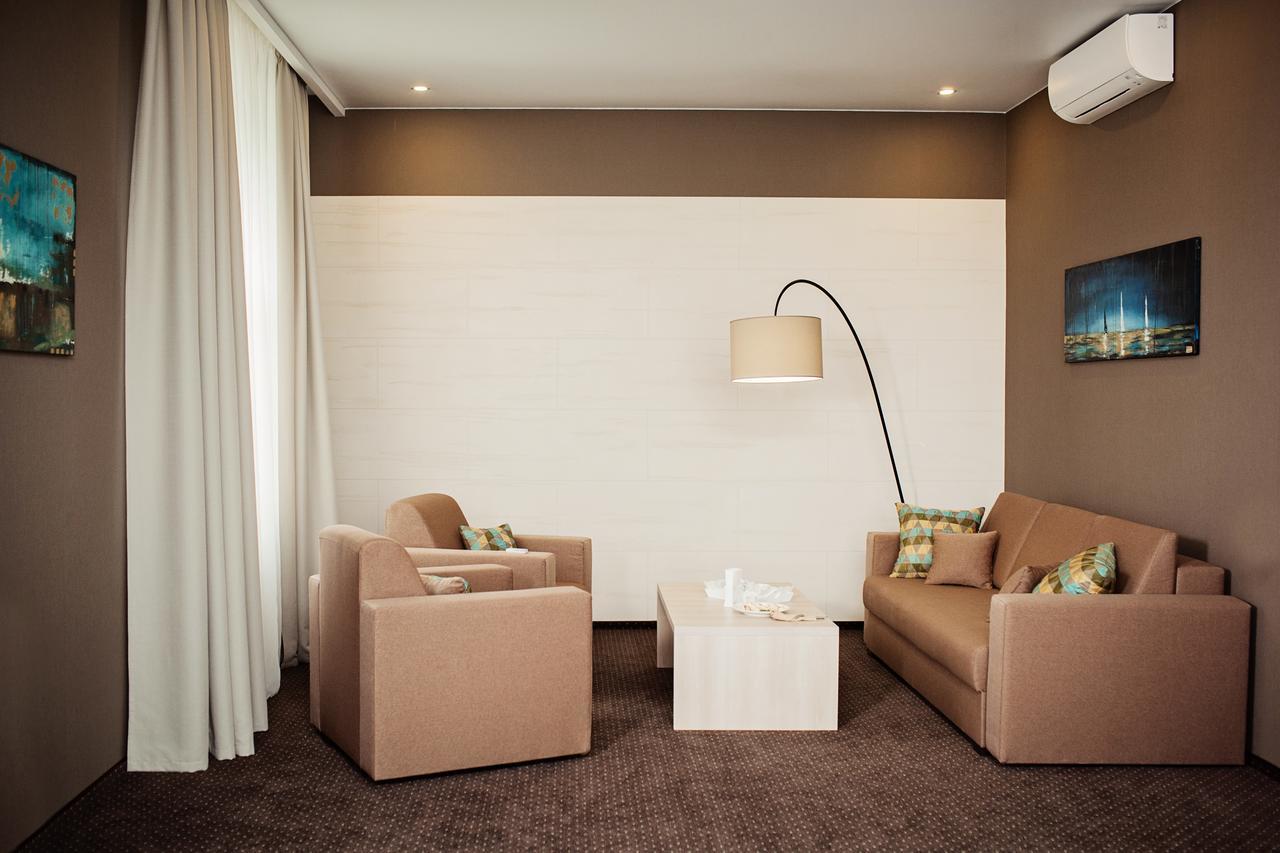 Hotel Versailles Lutsʼk Εξωτερικό φωτογραφία