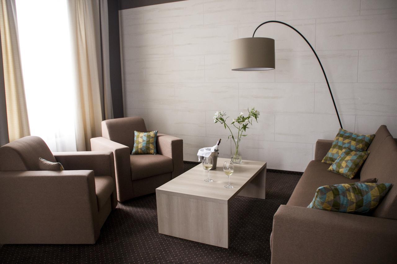 Hotel Versailles Lutsʼk Δωμάτιο φωτογραφία