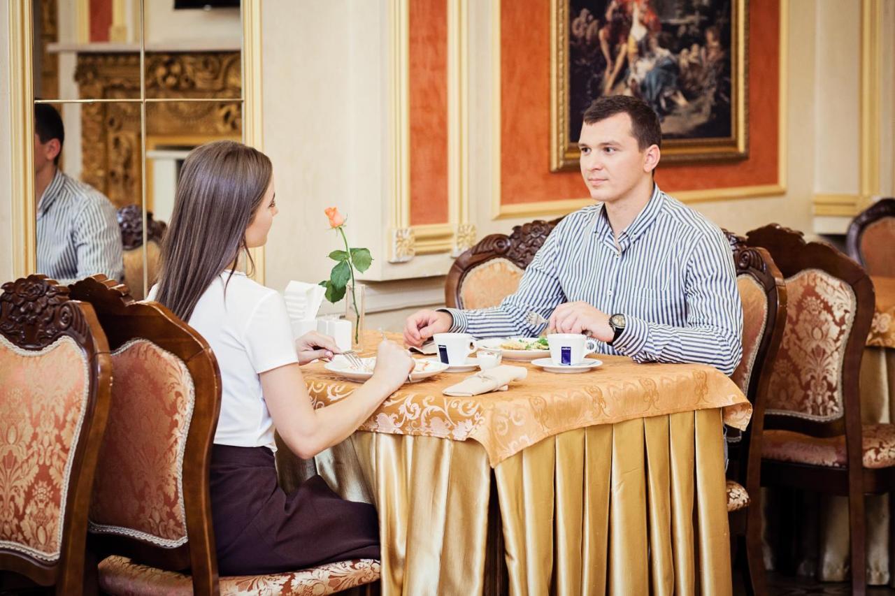 Hotel Versailles Lutsʼk Εξωτερικό φωτογραφία